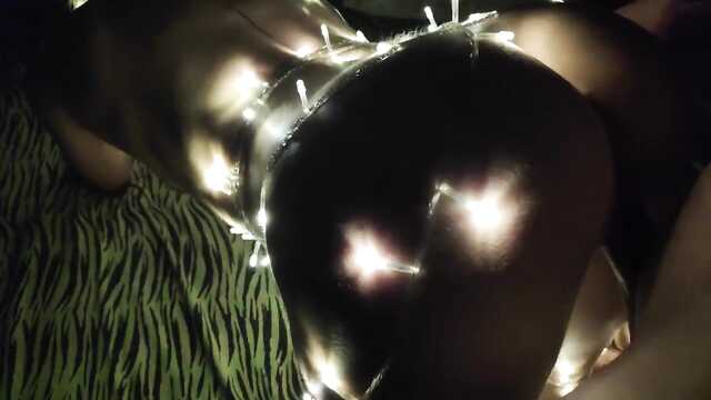 Голое тело: парень возбуждён новогодними огнями.