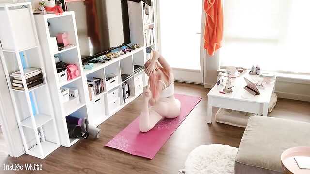 Bela atleta em leggings após o carregamento acaricia a buceta