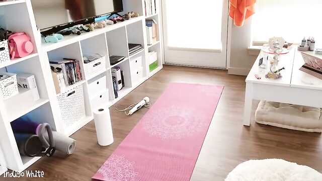 Bela atleta em leggings após o carregamento acaricia a buceta