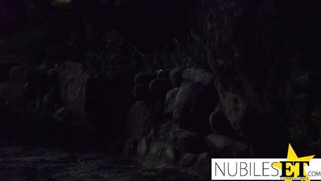 Randka w domu zakończyła się delikatnym seksem na kanapie