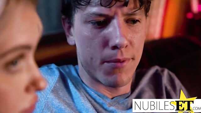 Randka w domu zakończyła się delikatnym seksem na kanapie