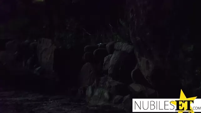 Үйдегі кездесу диванда жұмсақ жыныстық қатынаспен аяқталды