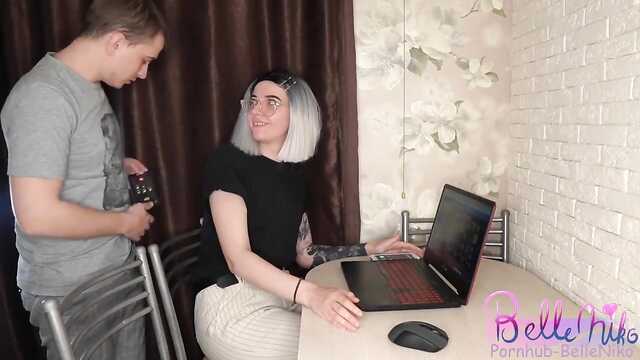 Жена смотрит, как муж анально трахает её подругу.