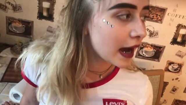 Пирсинг и футболка: готовы к сексу!