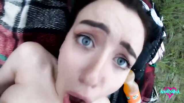 Piknik na łonie natury zamienił się w słodki seks w cipkę