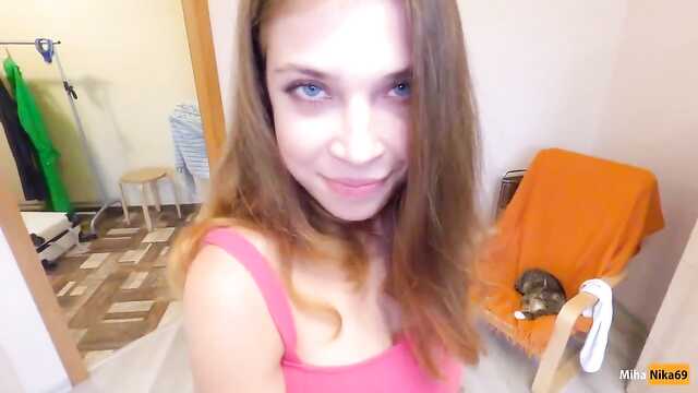 Laska Obciąga fiuta na kamerę i pieprzy się w piękną ptaszka