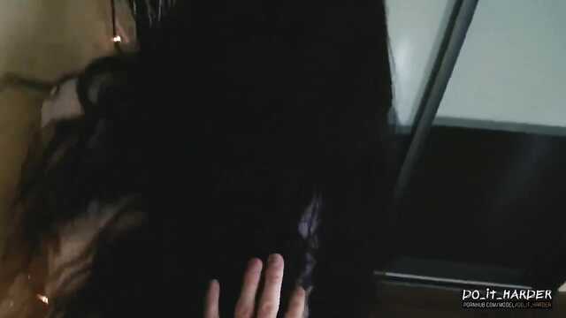 Телочка в маске: сексуальный роман на столе.