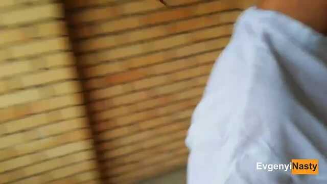 Ciemnowłosa dziewczyna w koszulce gotowa do pochwy