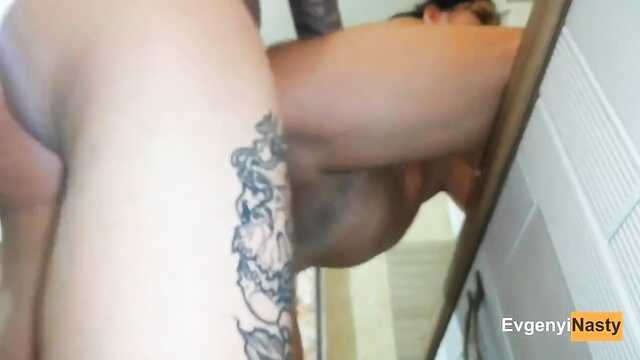 Ciemnowłosa dziewczyna w koszulce gotowa do pochwy