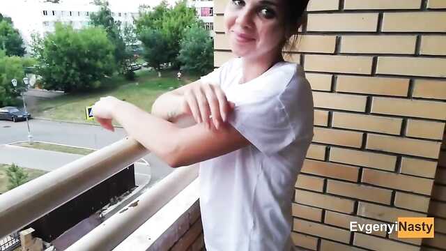 Ciemnowłosa dziewczyna w koszulce gotowa do pochwy