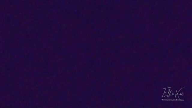 Langhaarige und zarte Mädchen in Leggings liebt sex