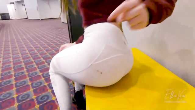 Langhaarige und zarte Mädchen in Leggings liebt sex