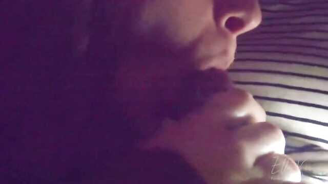 Langhaarige und zarte Mädchen in Leggings liebt sex