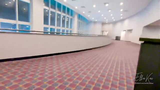 Langhaarige und zarte Mädchen in Leggings liebt sex