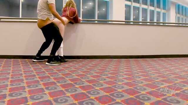 Langhaarige und zarte Mädchen in Leggings liebt sex