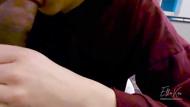 Langhaarige und zarte Mädchen in Leggings liebt sex