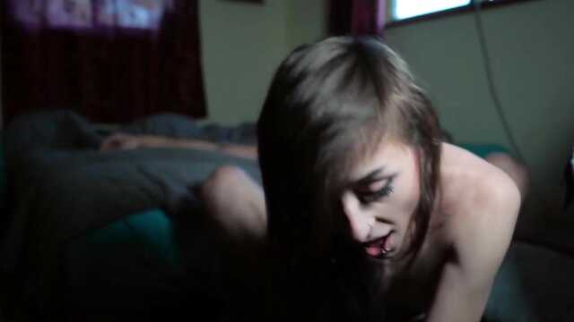 Темноволосая девушка удовлетворяется в чулках