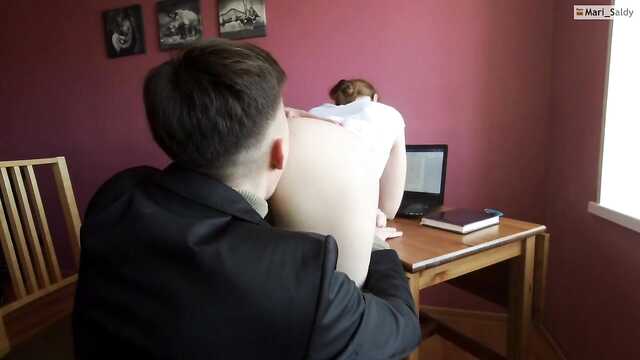 Liebhaber in der ersten Person filmt sex mit einer schlanken Freundin