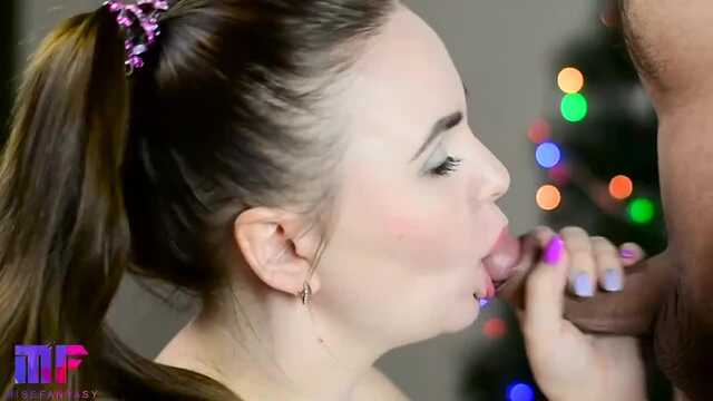 Симпатичная девушка с завязанным хвостом делает минет.