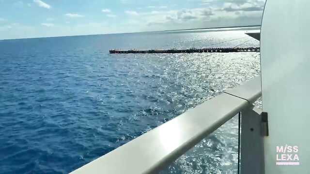 Серпімді бөксе және сиськи жағатын қыздар соблазнилии кезекті жігіт