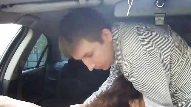 Nieznajoma w sukience ssie kutasa faceta bezpośrednio w samochodzie