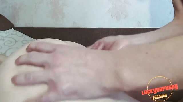 Любовница предоставляет вагинальную щель в трусиках.