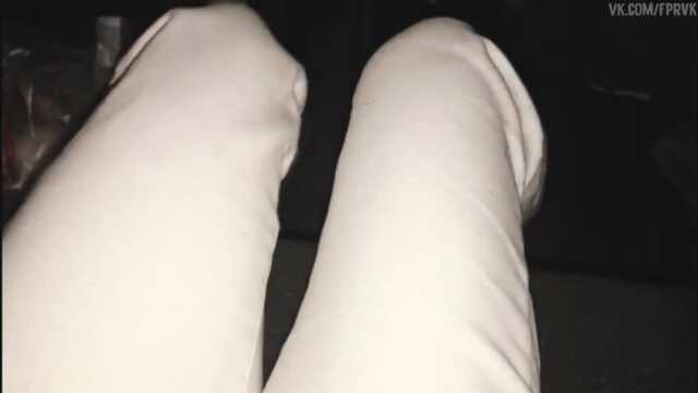 Dojrzała pani na kamery pochyla się do pochwy