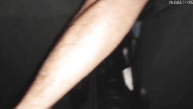 Dojrzała pani na kamery pochyla się do pochwy