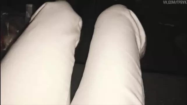 Жетілген дамочка камераға иілу үшін қынап