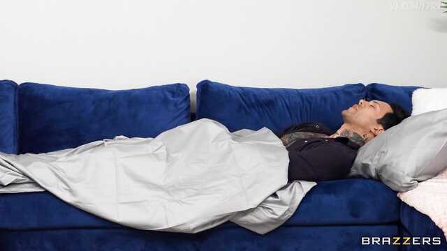 Девушка будит парня невероятным минетом.