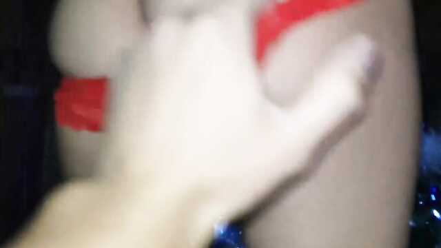 Napalona laska w świątecznej czapce z kutasem między nogami