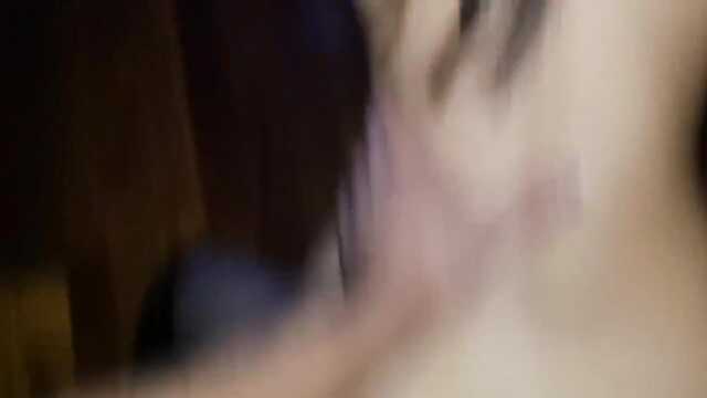 Napalona laska w świątecznej czapce z kutasem między nogami