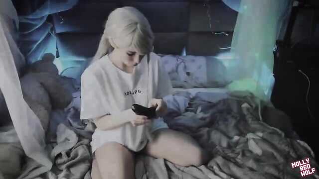 Блондинка готова для сексуального приключения.