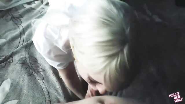 Блондинка готова для сексуального приключения.