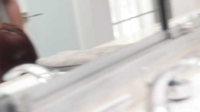 Pelirroja bestia maquillado antes de follar en el Cuarto de baño