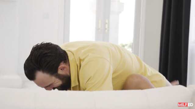 Жінка ріелтор змогла спокусити бородатого чоловіка