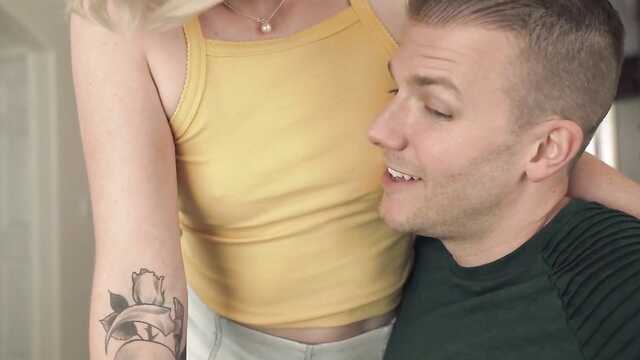 Жена возбудила супруга: минет с плоскими сиськами.