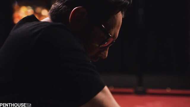 Persuadido pelirroja para el sexo rápido recta en la mesa de Billar