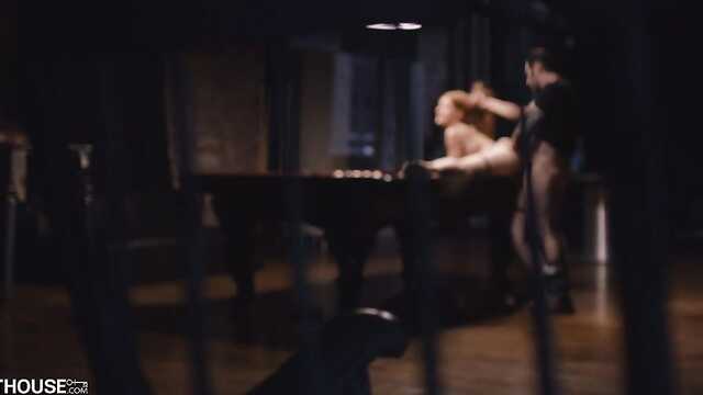 Persuadido pelirroja para el sexo rápido recta en la mesa de Billar