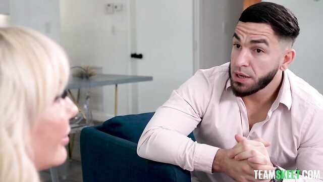 Curioso de pollo se unió a la mierda de una mujer y un hombre