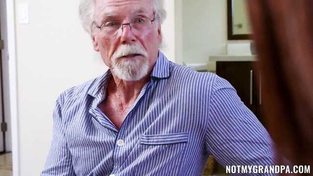 Heban laska była w stanie podniecić biały kutas starego dziadka