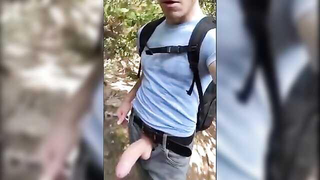 Эксгибиционист на камеру: твердый хуй!