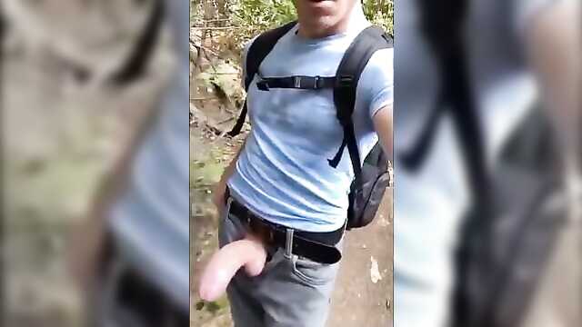 Эксгибиционист на камеру: твердый хуй!