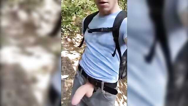 Эксгибиционист на камеру: твердый хуй!