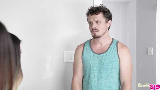 Les poussins appellent et baisent un homme dans sa chambre à coucher