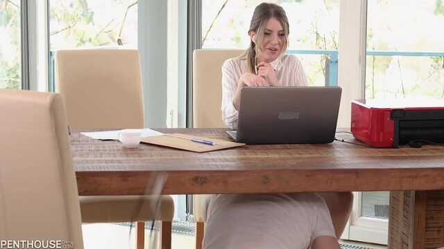 Тугая попка красотки и твердый член босса.