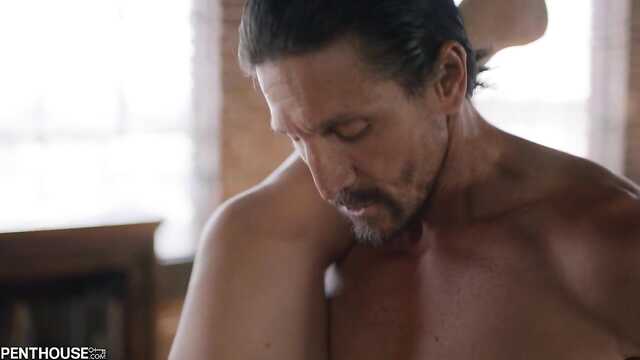 Morena con coño peludo listo para el orgasmo