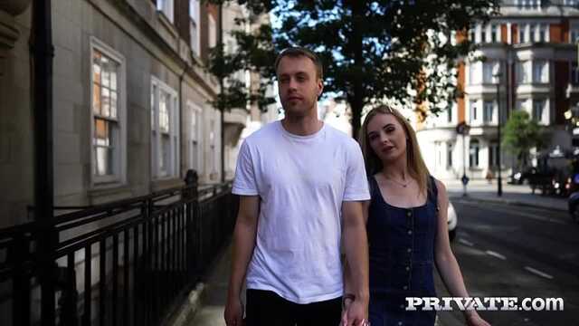 Pierwszy seks analny szczupłej laski w pończochach