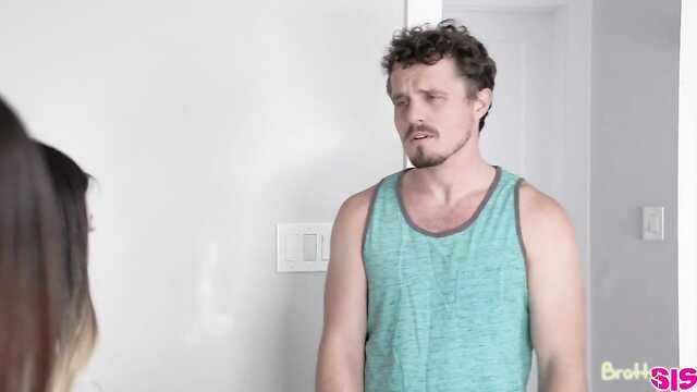 Две девушки влюбляются в один член.