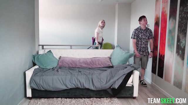 Szczupła dziewczyna nie ma nic przeciwko seksowi w trójkącie